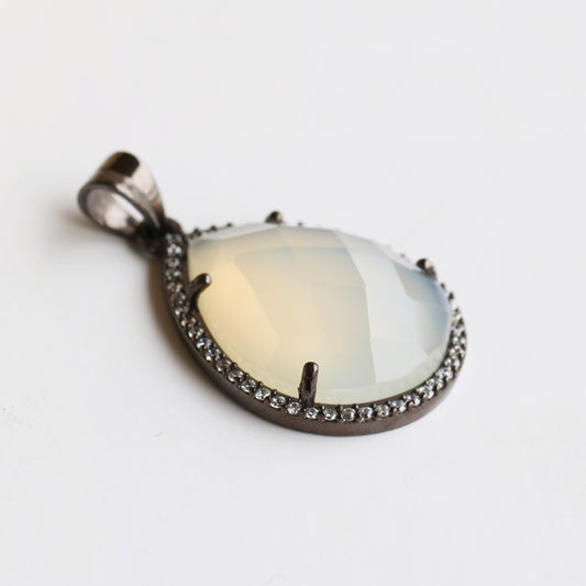 Runa Pendant