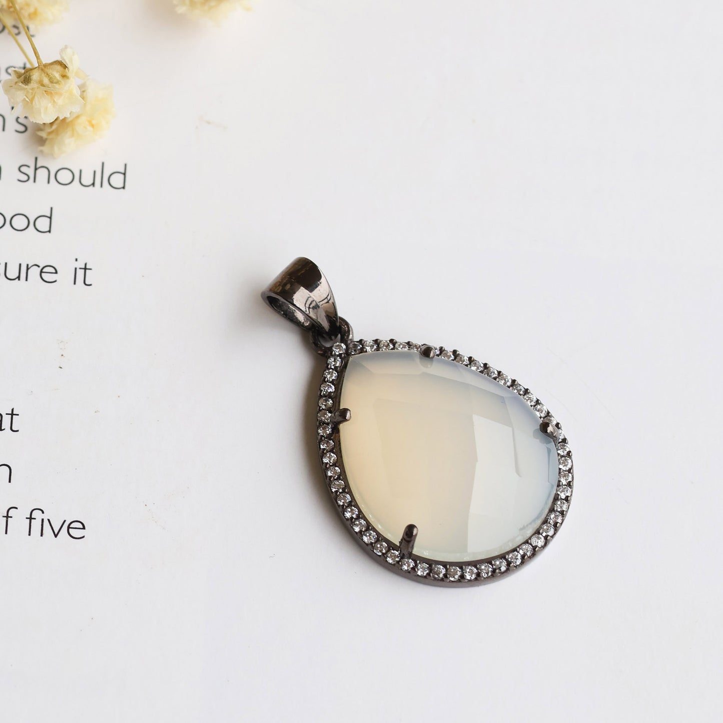 Runa Pendant